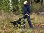Stina leker med Bonny.